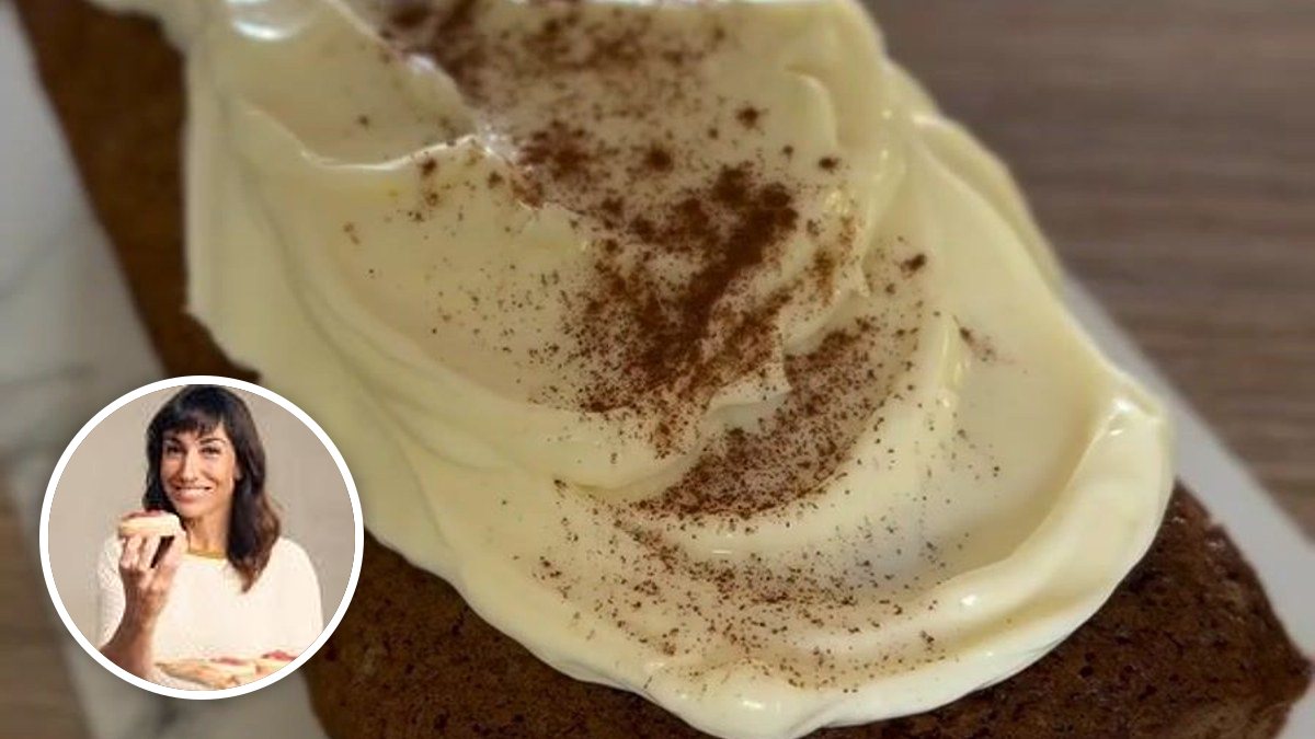 Bizcocho express de zanahoria con crema de queso de Alma Obregón, con su foto de perfil en un montaje de HolyCook