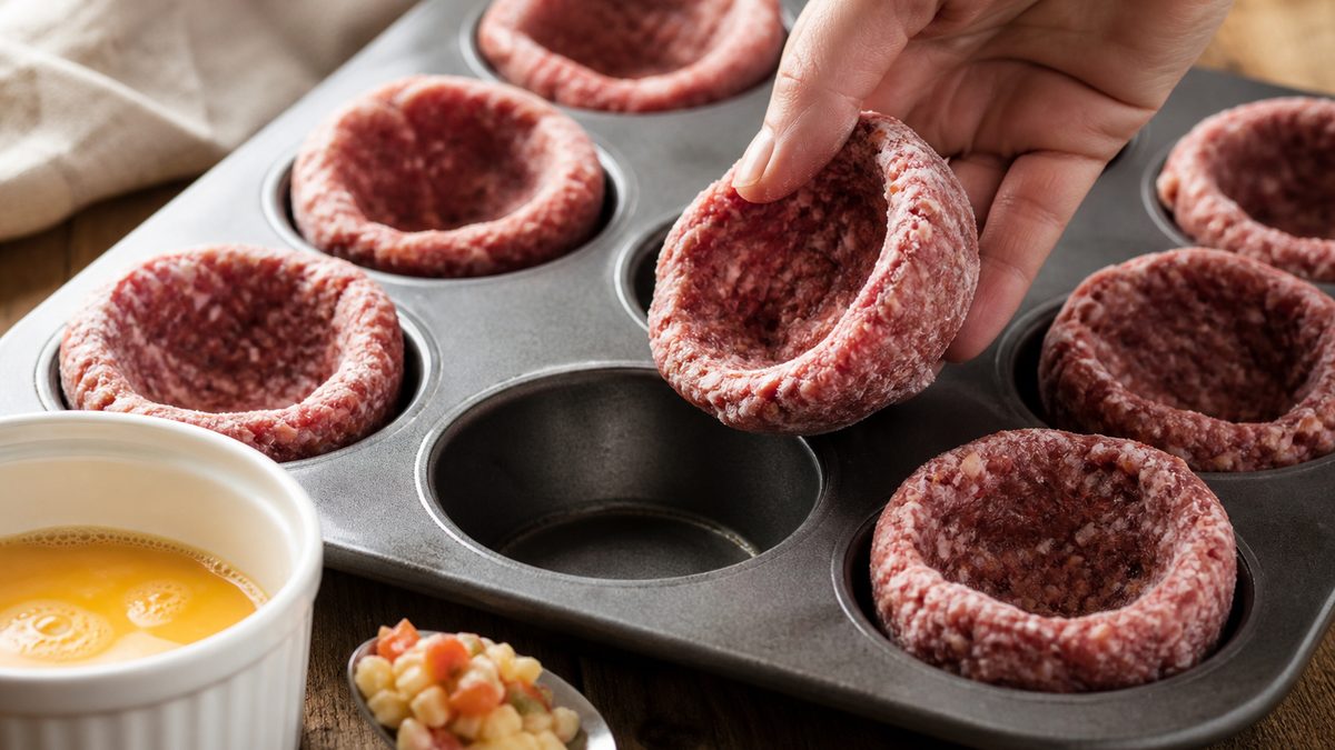 Forma y congela canastitas de carne en molde de muffins para hornear desde el freezer