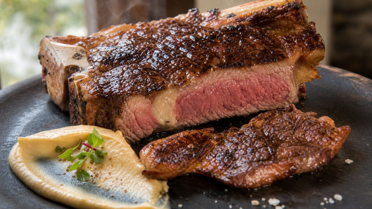 Parrilla a dos zonas y tapilla aparte en la chuleta de Charlito Cooks