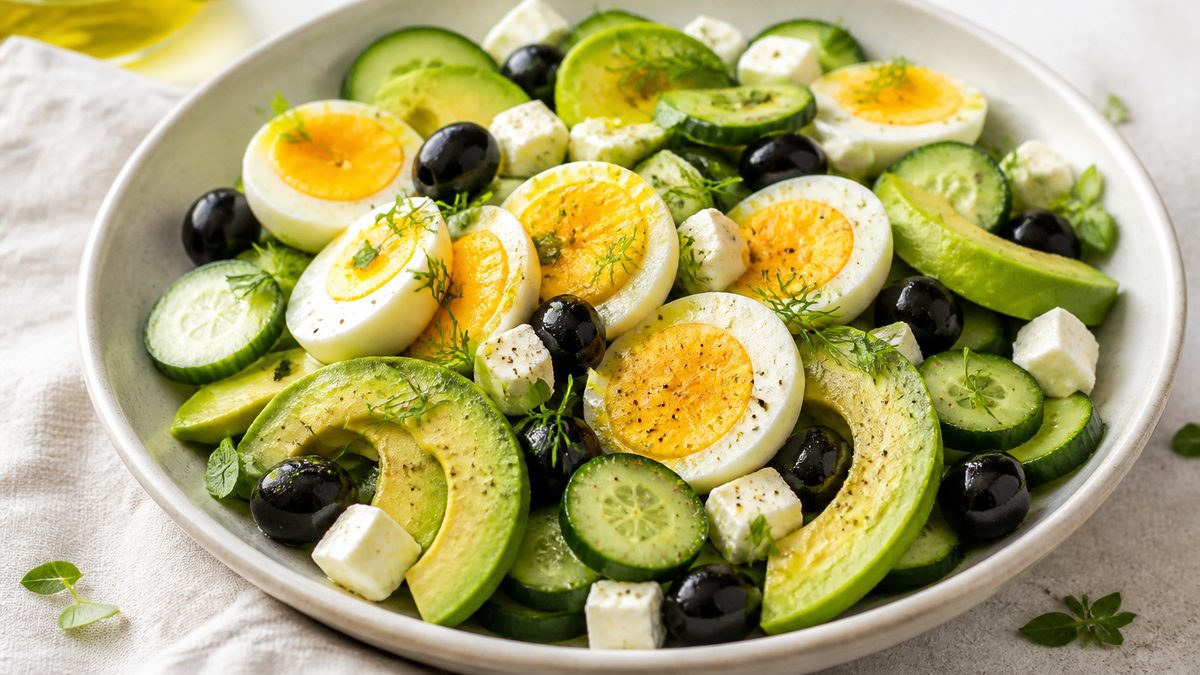 Plato con huevo cocido, pepino, queso, aceitunas negras y aguacate, receta de recetascreativastop