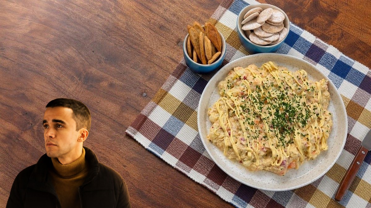 Diego Doal, con su retrato recortado sobre Ensaladilla con langostinos, bonito y mayonesa de mostaza de Dijon, en un montaje de HolyCook