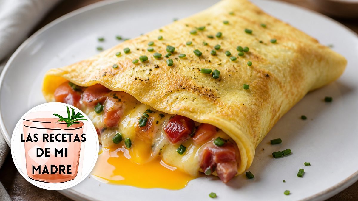 Entrante de huevo con tomate, jamón, queso y cebollino de Lorena, con su foto de perfil en un montaje de HolyCook