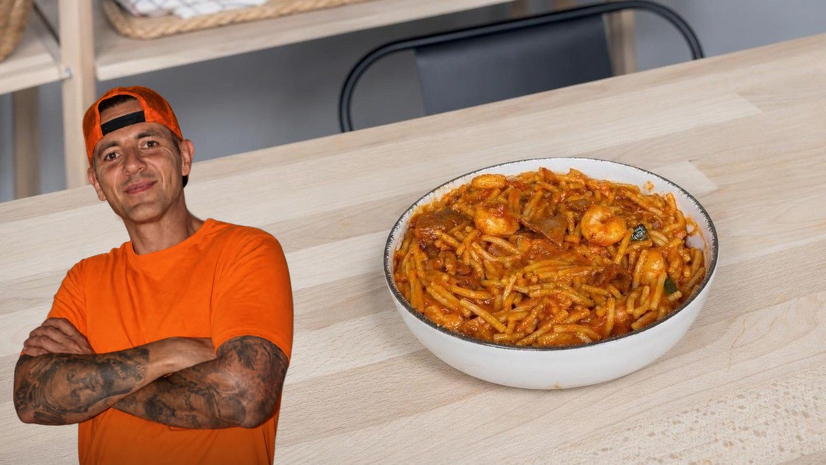 Arturo Carrasco Roman, con su retrato recortado sobre Fideos a la cazuela para vagos, en un montaje de HolyCook