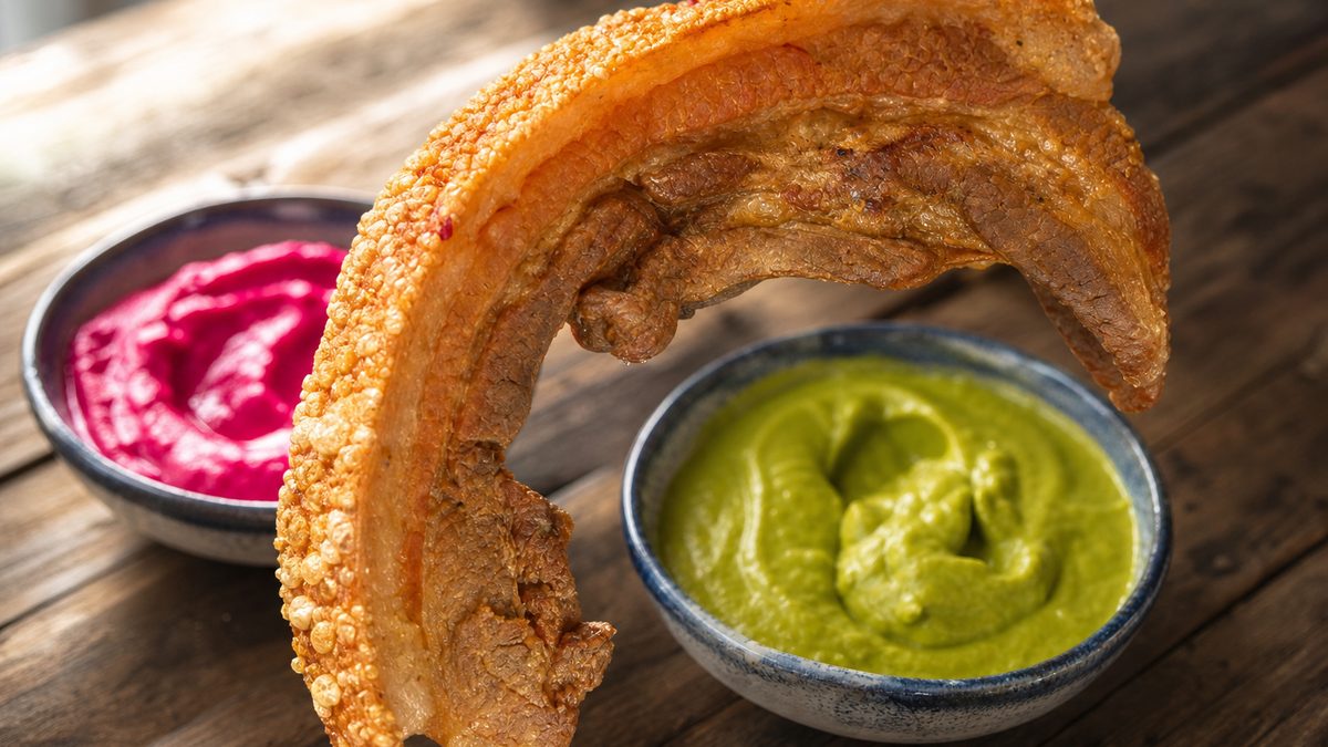 La ‘receta más peligrosa’ de GastonGBG: panceta hervida, seca y frita en grasa (con salsa fucsia)