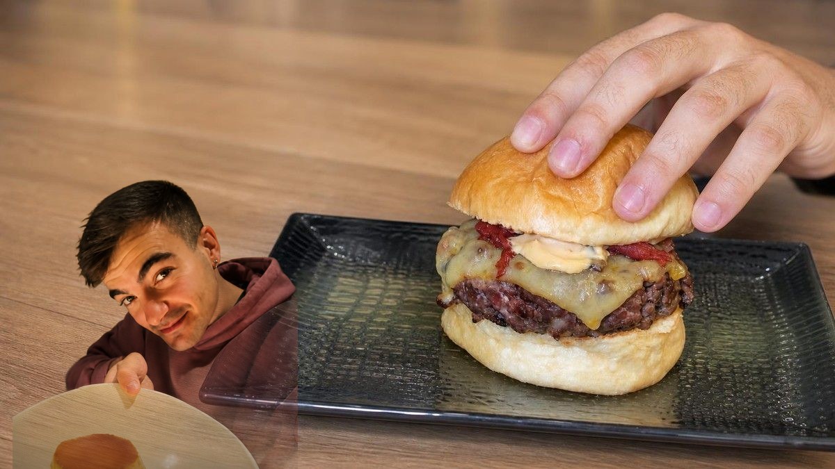 Iñaki, con su retrato recortado sobre Hamburguesa de chuletón y picaña, en un montaje de HolyCook
