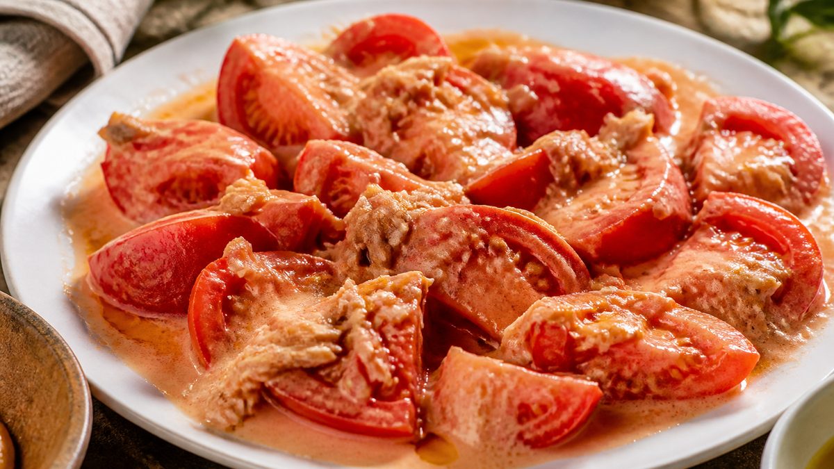 Tomate aliñado con emulsión de bonito y aceite de oliva virgen extra, receta de jozichef