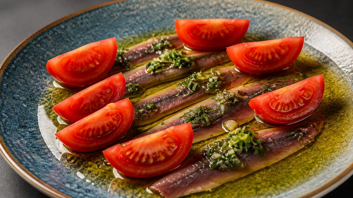 Sardinas curadas con aceite, ajo, perejil y tomate, receta de cocinadelpirata
