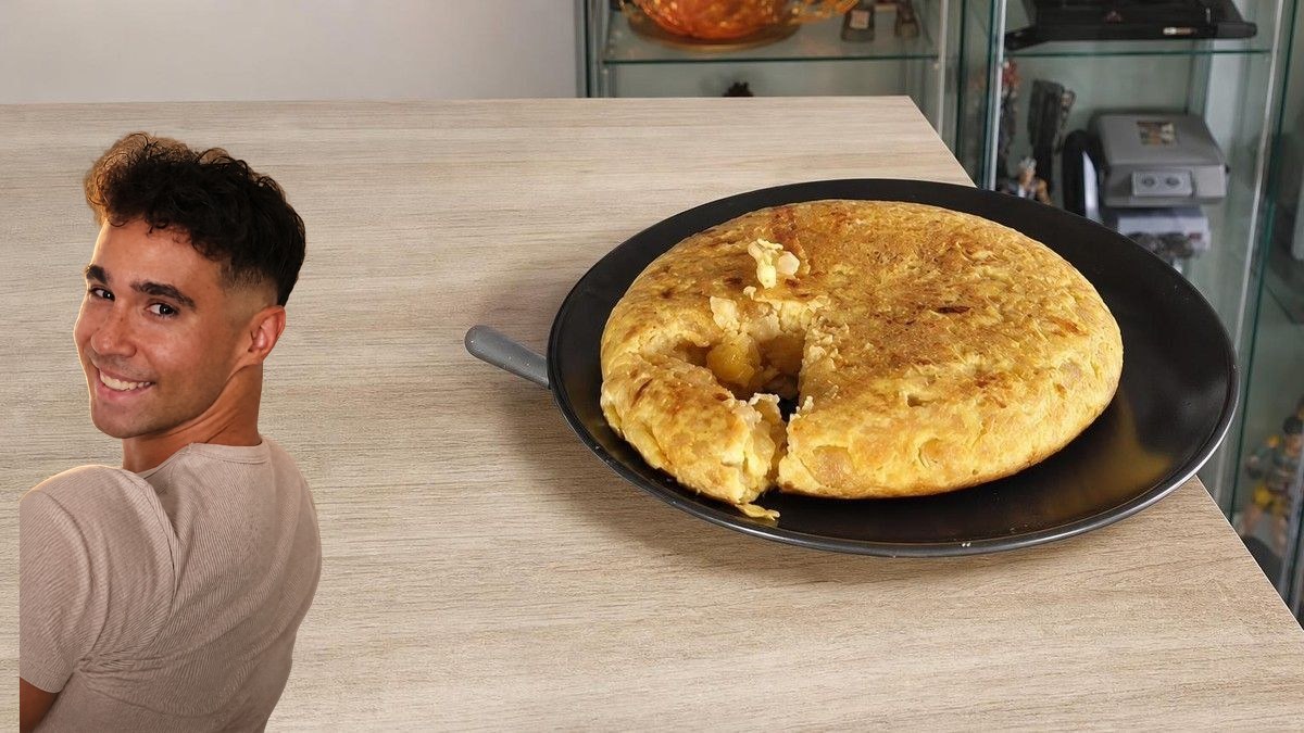 Mayden, con su retrato recortado sobre Tortilla de garbanzos con mozzarella, en un montaje de HolyCook