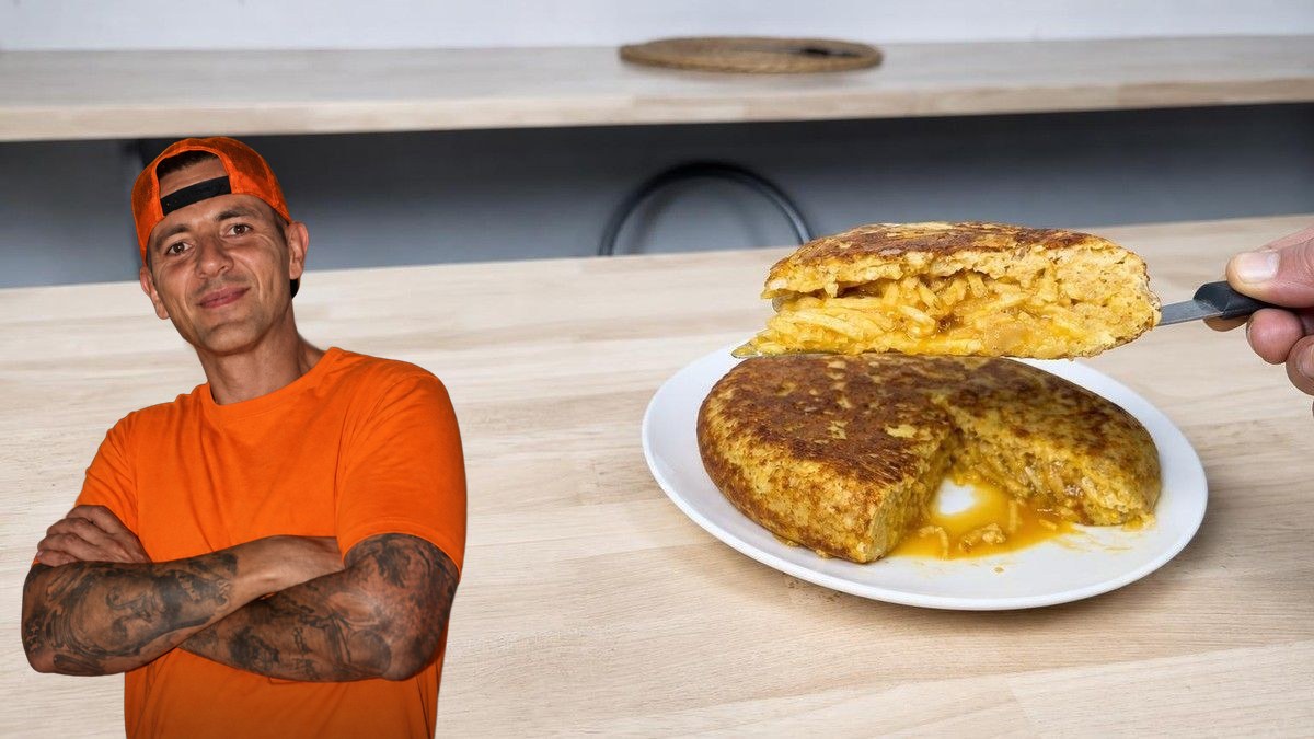 Arturo Carrasco Roman, con su retrato recortado sobre Tortilla de patatas paja y cebolla caramelizada, en un montaje de HolyCook
