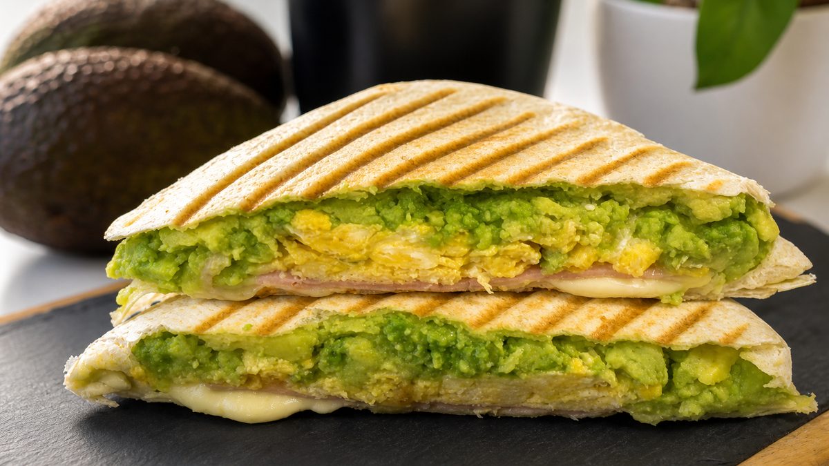 Tortilla de trigo tostada con aguacate, huevos, jamón y queso, @lasrecetasdemimadre