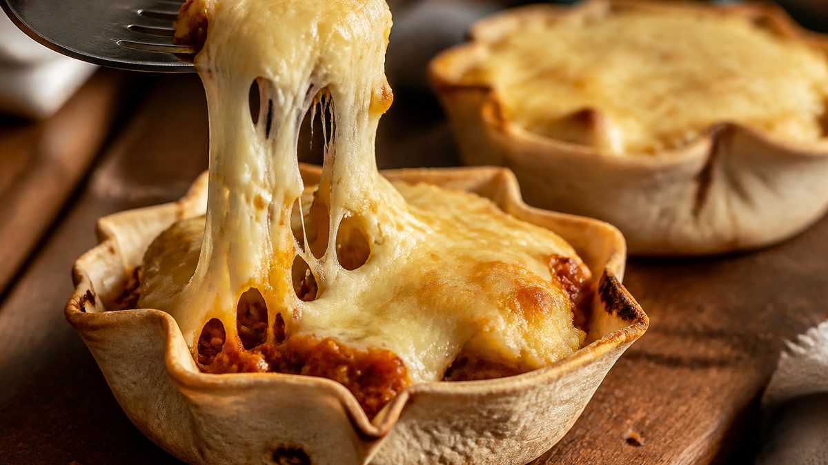 Barqueta de tortilla rellena de puré y carne con mucho queso, receta de ugar90
